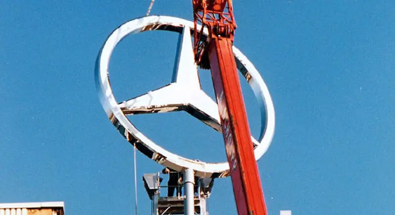 Der-Stern-sinkt-zwar-nicht-doch-befindet-er-sich-immer-noch-im-Umbau-Die-Jahre-der-Expansion-unter-Edzard-Reuter-sind-noch-nicht-verdaut-Der-angestrebte-integrierte-Technologie-Konzern-zeigt-immer-noch-seine-Spuren-im-Konzern