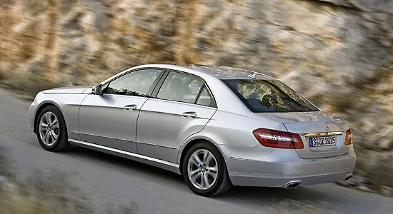 Umso-wichtiger-ist-die-neue-E-Klasse-die-im-Januar-vorgestellt-wurde-Mit-dem-Vorgaenger-Modell-hat-man-viele-Kunden-verloren-Zahlreiche-technische-Probleme-und-ungewohnte-Qualitaetsmaengel-haben-den-Ruf-des-Modells-ruiniert