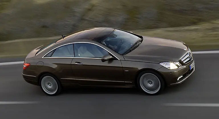 Der-neue-soll-es-nun-richten-Deshalb-hat-man-das-Coup-auch-direkt-nachgeschoben-Die-E-Klasse-ist-zum-Erfolg-verdammt-Deshalb-hat-man-bei-Mercedes-das-Auto-auch-vollgepackt-mit-Technik-vom-Feinsten