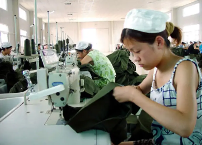 Seit-2003-darf-sich-Deutschland-mit-dem-Titel-des-Exportweltmeisters-von-Waren-schmuecken-Der-Vorsprung-auf-China-das-insbesondere-mit-Textilien-einen-enormen-Umsatz-macht-schmilzt-aber-immer-weiter