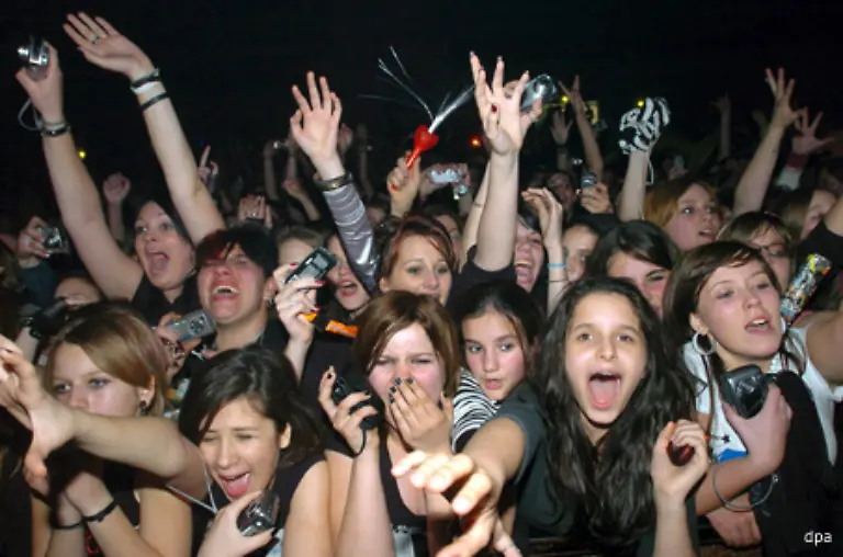 Wenn-15-jaehrige-Maedchen-kreischend-und-der-Ohnmacht-nahe-ihr-Pop-Idol-umjubeln
