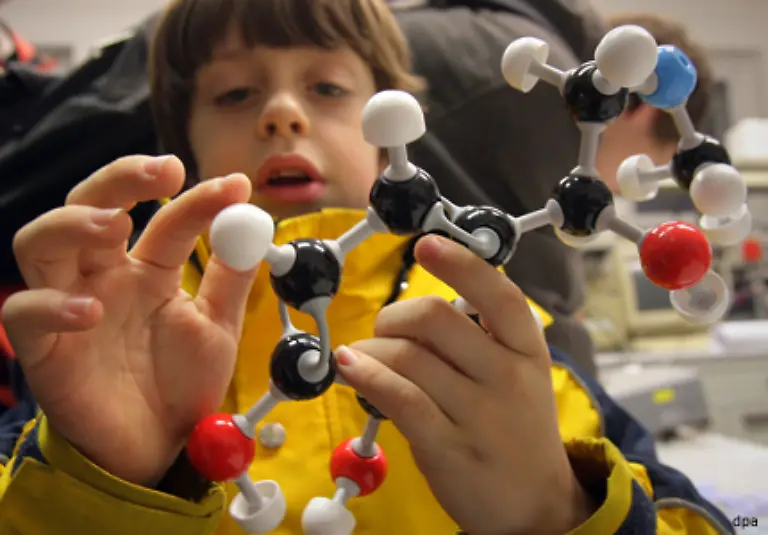 Bekannter-als-die-in-der-Schilddruese-hergestellten-Hormone-ist-das-Adrenalin-hier-als-Modell