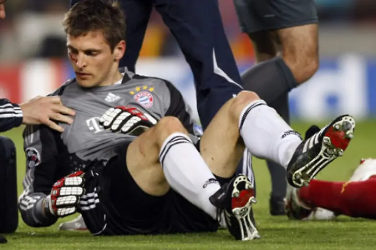 sondern-Bayern-Keeper-Butt-mit-den-Stollen-im-Gesicht