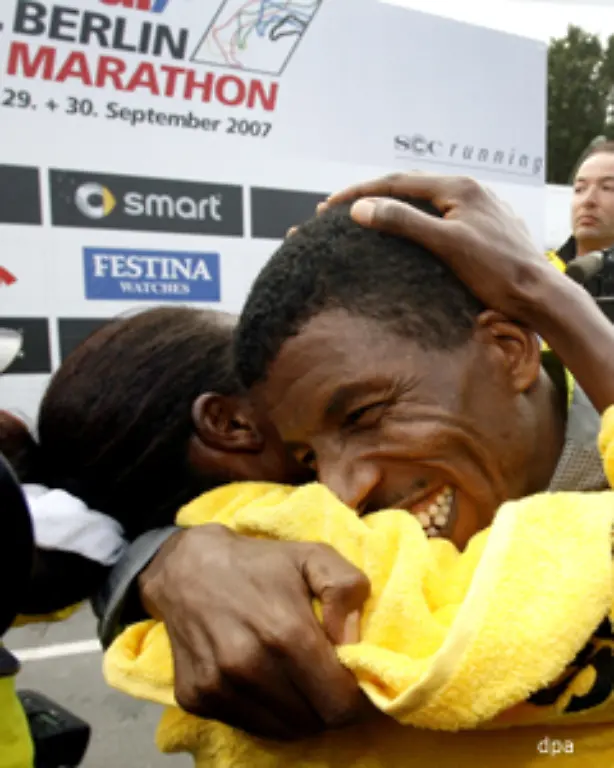 Bei-Laeufen-von-mehr-als-60-Minuten-stellt-sich-dank-der-Endorphine-ein-Gluecksgefuehl-ein-das-ueber-Stunden-anhalten-kann