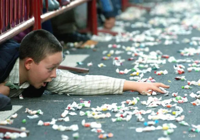 Essen-wir-zu-viel-Suesses-oder-nehmen-wir-viele-Kohlehydrate-zu-uns-steigt-der-Blutzuckerspiegel-ueber-das-normale-Mass