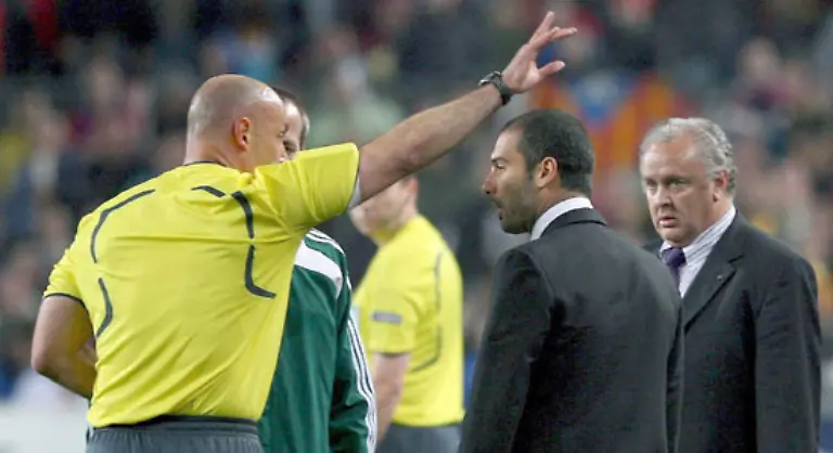 zeigte-Webb-in-der-17-Minute-nicht-auf-den-Elfmeterpunkt-sondern-dem-Argentinier-wegen-einer-angeblichen-Schwalbe-die-Gelbe-Karte-Barca-Coach-Josep-Guardiola