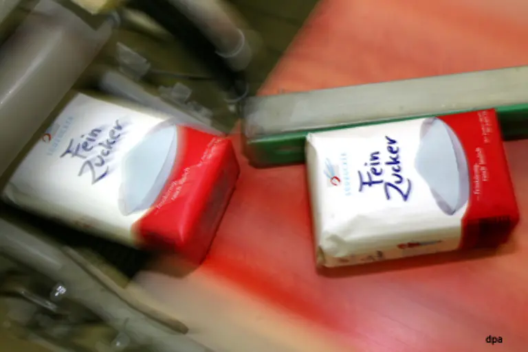 Ein-weiteres-Hormon-das-Kortisol-arbeitet-mit-dem-Glukagon-zusammen-Auch-Kortisol-in-der-Nebennierenrinde-produziert-erhoeht-bei-gesteigertem-Energiebedarf-den-Blutzuckerspiegel-Es-wandelt-Eiweiss-in-Zucker-um