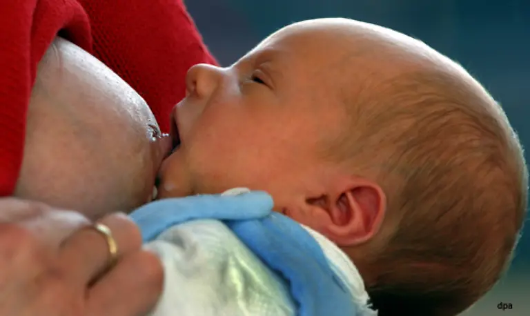 Oxytoxin-gelangt-aus-der-Hirnanhangdruese-direkt-ins-Blut-Saugt-das-Baby-an-der-Brust-erhoeht-sich-die-Ausschuettung-des-Hormons-Oxytoxin-beeinflusst-nicht-nur-die-Beziehung-zwischen-Mutter-und-Kind