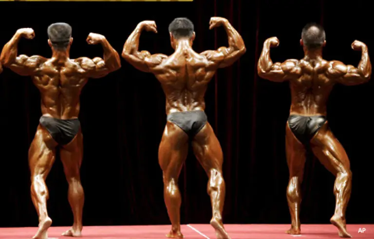 Basierend-auf-Testosteron-bauen-sie-das-Muskelgewebe-auf-Doch-die-Einnahme-birgt-ein-hohes-gesundheitliches-Risiko-Leberschaeden-Herzinfarkte-verkleinerte-Hoden-sind-nur-einige-der-vielen-moeglichen-Folgen