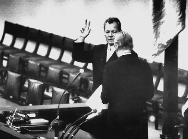 neuer-Bundeskanzler-wird-am-22-Oktober-1969-Willy-Brandt-Nach-Adenauer-Erhard-und-Kiesinger-ist-er-der-vierte-Kanzler-der-Bundesrepublik-und-der-erste-Sozialdemokrat-in-diesem-Amt-Deutschland-hat-sich-veraendert
