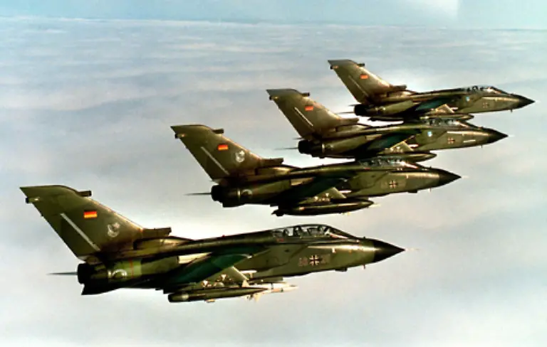 16-Oktober-1998-Der-alte-Bundestag-billigt-die-Beteiligung-der-Bundeswehr-an-einem-NATO-Einsatz-im-Kosovokonflikt-Die-NATO-beginnt-im-Maerz-1999-ohne-UN-Mandat-mit-Luftangriffen-Fuer-die-Bundeswehr-wird-es-der-erste-Kampfeinsatz-ihrer-Geschichte