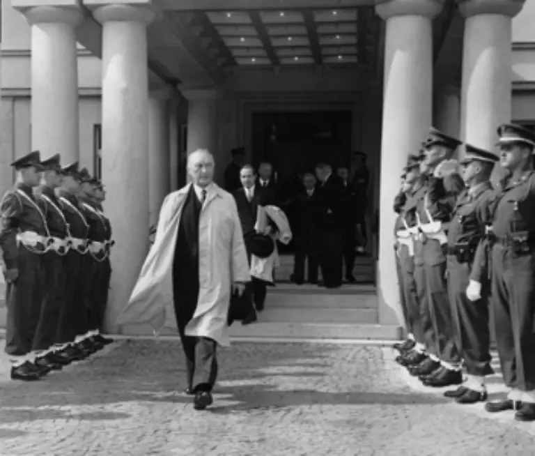 Die-Basis-fuer-die-Stabilitaet-der-westdeutschen-Republik-legte-ihr-erster-Bundeskanzler-Konrad-Adenauer-indem-er-das-Land-eng-an-die-Westmaechte-band