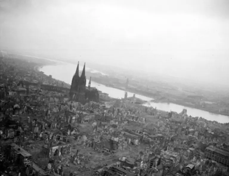 Als-die-Bundesrepublik-gegruendet-wurde-war-der-Untergang-des-Tausendjaehrigen-Reiches-erst-vier-Jahre-her-Deutschland-lag-noch-immer-in-Truemmern-die-Moerder-lebten-noch-unter-uns-wie-der-erste-deutsche-Kinofilm-nach-dem-Krieg-betonte