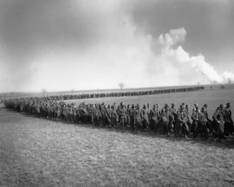 Acht-Millionen-Soldaten-der-Wehrmacht-sind-in-Kriegsgefangenschaft-allein-in-Westdeutschland-befinden-sich-6-5-Millionen-Displaced-Persons-vor-allem-ehemalige-Zwangsarbeiter-und-Juden-die-den-Holocaust-ueberlebt-haben