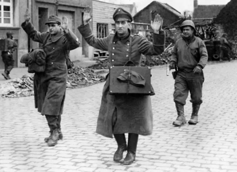 Die-Deutschen-aendern-ihre-Einstellungen-nur-langsam-Der-Hohe-Kommissar-der-USA-veroeffentlichte-im-Januar-1953-das-Ergebnis-einer-Umfrage-in-Westdeutschland-Danach-sind-44-Prozent-der-Befragten-der-Ansicht