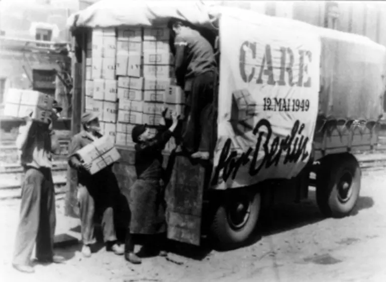 Vor-allem-aus-den-USA-und-Kanada-kommen-die-beruehmten-CARE-Pakete