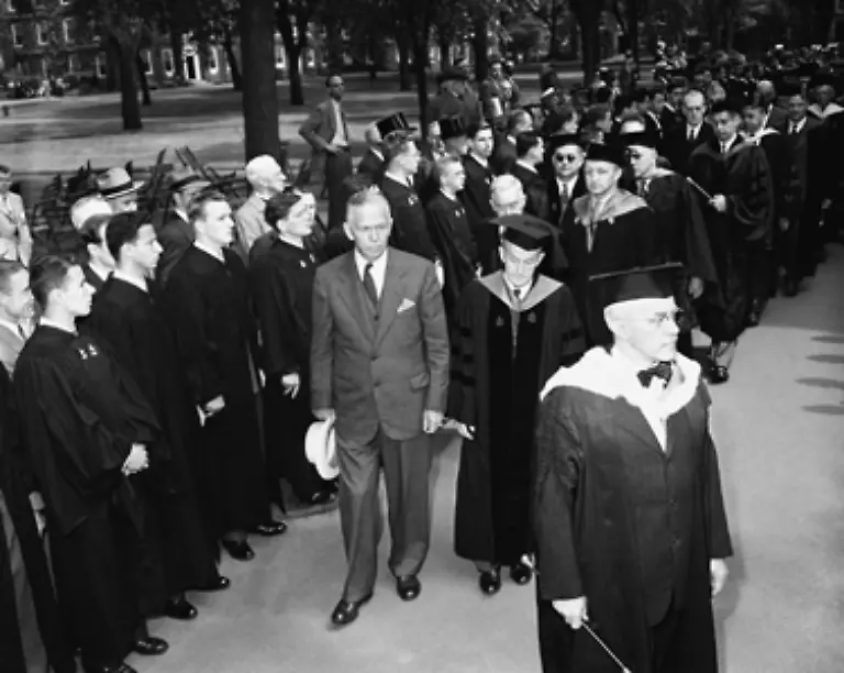 Am-5-Juni-1947-schlaegt-US-Aussenminister-George-C-Marshall-in-Harvard-das-European-Recovery-Program-vor-Der-Marshall-Plan-organisiert-und-finanziert-den-Wiederaufbau-Westeuropas