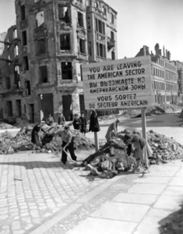 Die-Sowjetunion-reagiert-mit-einer-Blockade-West-Berlins-In-der-Nacht-zum-24-Juni-1948-sperren-sowjetische-Truppen-die-Zufahrtswege-Die-Blockade-dauert-fast-ein-Jahr
