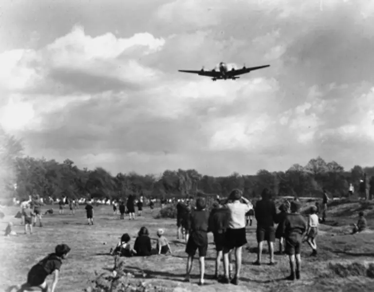 Die-Westmaechte-organisieren-eine-Luftbruecke-Alle-zwei-bis-drei-Minuten-landet-ein-Flugzeug-auf-den-Flughaefen-Tegel-Tempelhof-oder-Gatow