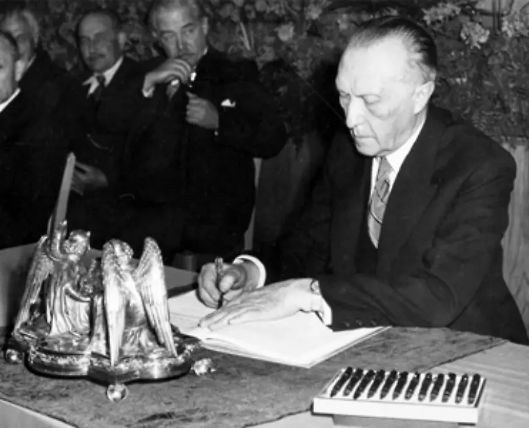 Die-61-Maenner-und-4-Frauen-erarbeiten-das-Grundgesetz-das-am-23-Mai-1949-in-Kraft-tritt-die-Bundesrepublik-Deutschland-ist-gegruendet