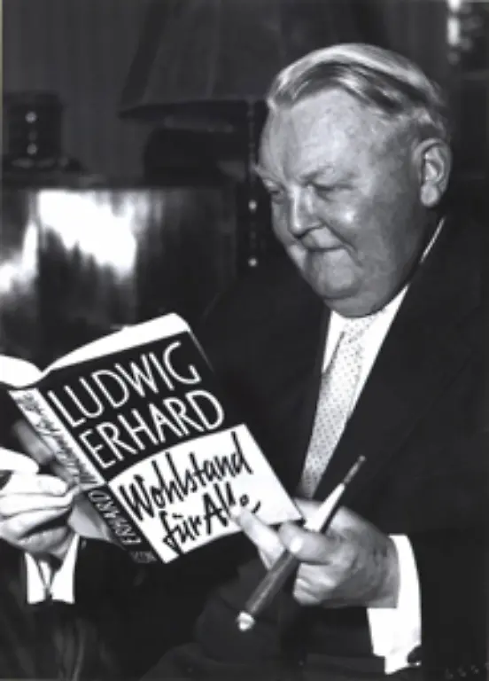 Staerker-als-der-Bundeskanzler-ist-Ludwig-Erhard-Wirtschaftsminister-von-1949-bis-1963-eine-Ikone-dieser-Zeit-Sein-Buch-Wohlstand-fuer-alle-steht-in-den-Wohnzimmerschraenken-der-Nachkriegsbuerger