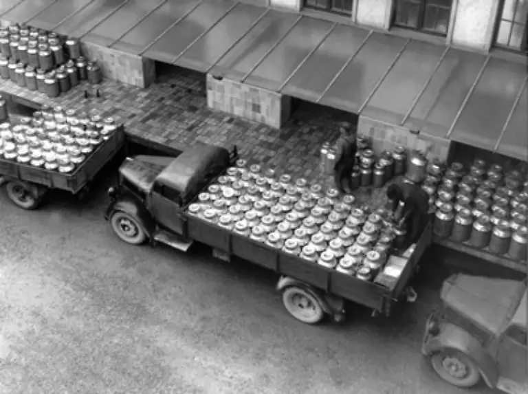 Am-1-Mai-1950-werden-in-Westdeutschland-die-Lebensmittelmarken-abgeschafft-der-Schwarzmarkt-verschwindet