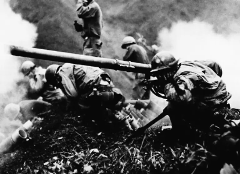 Beim-Durchbruch-hilft-ein-Krieg-Durch-den-Korea-Krieg-wird-die-Produktion-in-den-USA-auf-Ruestungsgueter-umgestellt-was-deutschen-Waren-im-Ausland-ein-Fenster-oeffnet