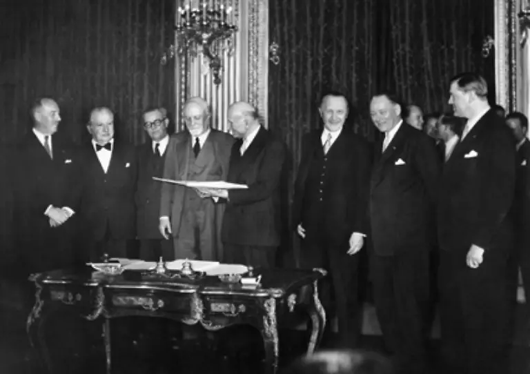 Am-18-April-1951-wird-die-Montanunion-gegruendet-die-Europaeische-Gemeinschaft-fuer-Kohle-und-Stahl-ein-Vorlaeufer-der-EU-Sechs-Jahre-nach-dem-Zweiten-Weltkrieg-ist-West-Deutschland-Teil-eines-europaeischen-Buendnisses