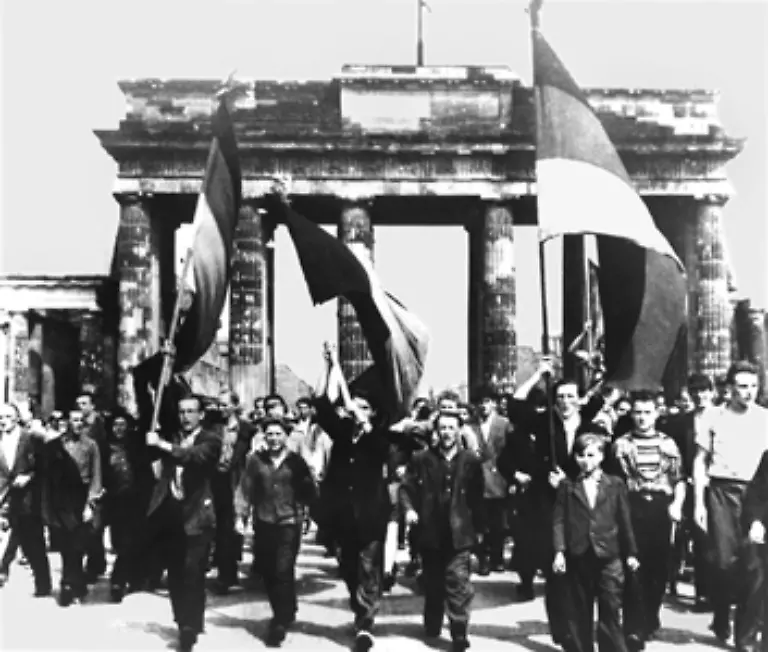 17-Juni-1953-Hunderttausende-Demonstranten-in-der-DDR-fordern-Weg-mit-der-SED-Diktatur-Es-ist-ein-Arbeiteraufstand-im-Arbeiter-und-Bauern-Staat-Sowjetische-Panzer-schlagen-ihn-nieder-21-Menschen-sterben