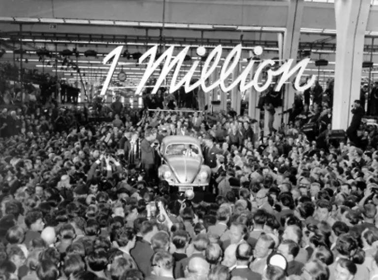 Am-5-August-1955-laeuft-in-Wolfsburg-der-millionste-VW-Kaefer-vom-Band-das-knapp-4000-Mark-teure-Symbol-des-Wirtschaftswunders