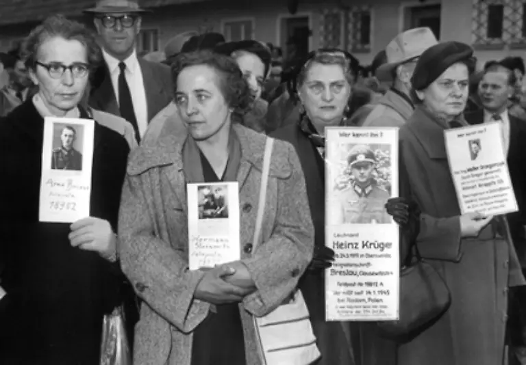 Am-9-Oktober-1955-wird-in-Friedland-die-erste-grosse-Gruppe-der-letzten-Russland-Heimkehrer-empfangen-deren-Freilassung-Adenauer-in-Moskau-erreicht-hatte-Im-selben-Jahr-wird-die-deutsche-Teilung-durch-den-Beitritt-in-die-gegnerischen-Buendnisse-zementiert