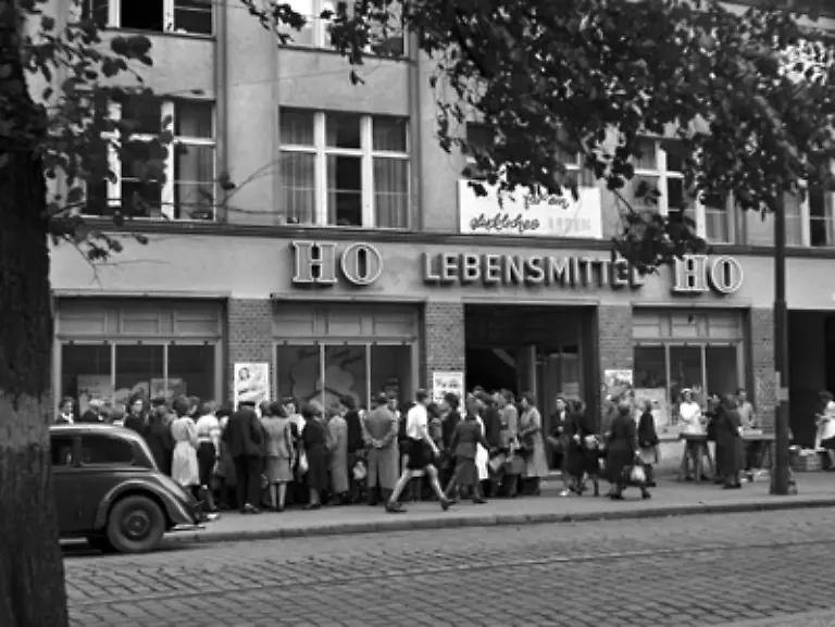 Im-Mai-1958-wird-auch-in-der-DDR-die-Lebensmittelkarte-abgeschafft