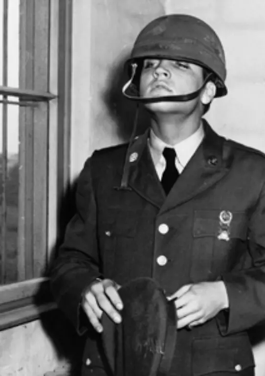 Am-1-Oktober-1958-tritt-Elvis-Presley-seinen-Dienst-bei-der-US-Armee-im-hessischen-Friedberg-an