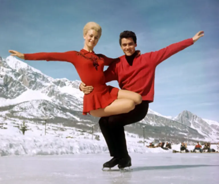 Ein-neues-Traumpaar-tritt-auf-Die-16-jaehrige-Marika-Kilius-und-der-18-jaehrige-Hans-Juergen-Baeumler-gewinnen-am-19-Februar-1960-bei-den-Olympischen-Winterspielen-in-Squaw-Valley-USA-die-Silbermedaille-im-Eiskunstlauf