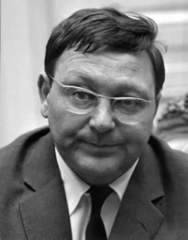 1962-macht-sich-der-Kabarettist-Wolfgang-Neuss-Bild-unbeliebt-Er-verraet-dem-empoerten-Volk-wer-den-Mord-in-dem-Krimi-Das-Halstuch-begangen-hat-Der-Sechsteiler-von-Francis-Durbridge-sorgt-fuer-leere-Strassen-der-Begriff-Strassenfeger-ist-geboren