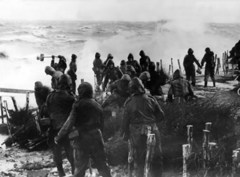 Bei-einer-Sturmflutkatastrophe-sterben-am-17-Februar-1962-in-Norddeutschland-347-Menschen-allein-315-in-Hamburg-20-000-Menschen-werden-obdachlos-Innensenator-Helmut-Schmidt-koordiniert-die-Rettungseinsaetze-und-begruendet-seinen-Ruf-als-Macher