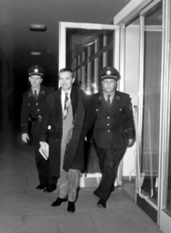 Es-ist-die-Zeit-der-Kuba-Krise-Die-Bundesanwaltschaft-wirft-dem-Spiegel-Landesverrat-vor-Die-Redaktion-wird-durchsucht-Rudolf-Augstein-Bild-und-der-Autor-des-Artikels-Conrad-Ahlers-werden-verhaftet