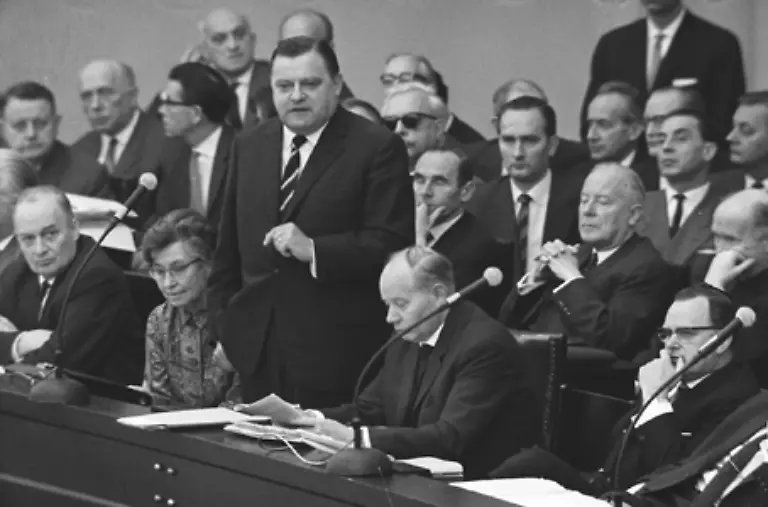 Verteidigungsminister-Franz-Josef-Strauss-behauptet-er-habe-nichts-im-buchstaeblichen-Sinne-nichts-mit-der-Sache-zu-tun-Eine-Luege-Die-FDP-droht-ihre-Minister-abzuziehen-Strauss-muss-gehen