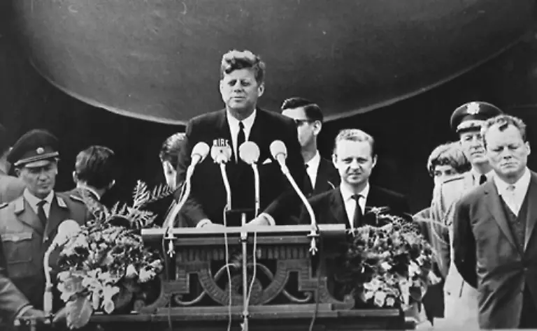 Im-Juni-1963-besucht-US-Praesident-John-F-Kennedy-West-Berlin-Von-einem-Notizzettel-liest-er-ab-Ish-bin-ein-Bearleener