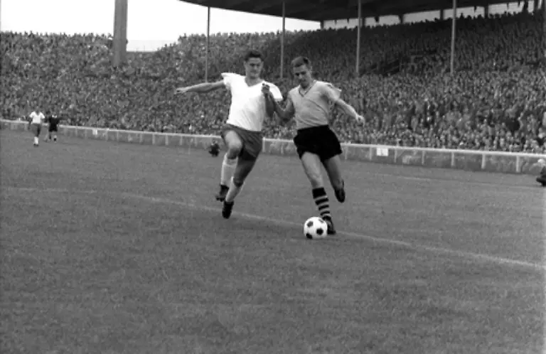 Am-24-August-1963-werden-die-ersten-Spiele-der-Fussball-Bundesliga-angepfiffen-Timo-Konietzka-r-von-Borussia-Dortmund-schiesst-das-erste-Tor-der-1-FC-Koeln-wird-Meister-der-ersten-Bundesliga-Saison