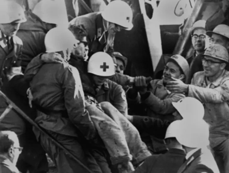 24-Oktober-1963-Das-Wunder-von-Lengede-Nach-einem-Unglueck-in-der-Grube-Mathilde-werden-Dutzende-Bergleute-unter-Tage-eingeschlossen-Einige-koennen-geborgen-werden-die-letzten-elf-Kumpel-aber-erst-am-7-November-nach-einer-Trauerfeier-fuer-sie