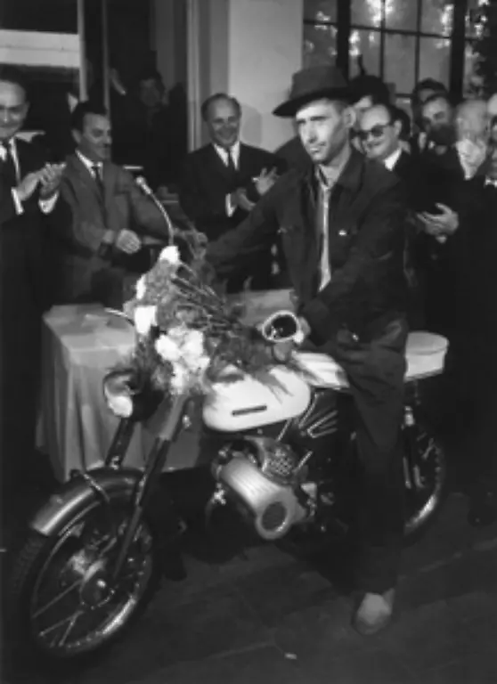 Im-September-1964-wird-in-der-Bundesrepublik-der-offiziell-millionste-Gastarbeiter-begruesst-Armando-Rodrigues-de-S-ein-Portugiese-Er-bekommt-bei-der-Ankunft-im-Bahnhof-Koeln-Deutz-ein-Zuendapp-Mokick-Sport-Combinette-geschenkt