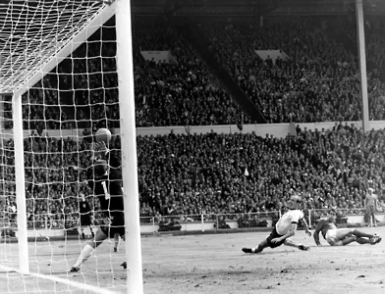 Im-Endspiel-der-Fussball-WM-unterliegt-Deutschland-am-30-Juli-1966-Gastgeber-England-mit-2-4-im-Wembley-Stadion-Spielentscheidend-ist-das-umstrittene-dritte-Tor