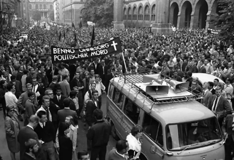 Am-2-Juni-1967-wird-bei-einer-Demonstration-gegen-den-Schah-Besuch-in-Berlin-der-Student-Benno-Ohnesorg-von-einem-Polizisten-erschossen-Sein-Tod-radikalisiert-die-Studentenproteste