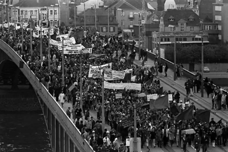30-Mai-1968-Der-Bundestag-beschliesst-die-bis-heute-geltenden-Notstandsgesetze-Die-jahrelange-Diskussion-um-die-Einschraenkung-verschiedener-Grundrechte-wird-von-heftigen-Protesten-vor-allem-der-Gewerkschaften-und-der-Studentenbewegung-begleitet