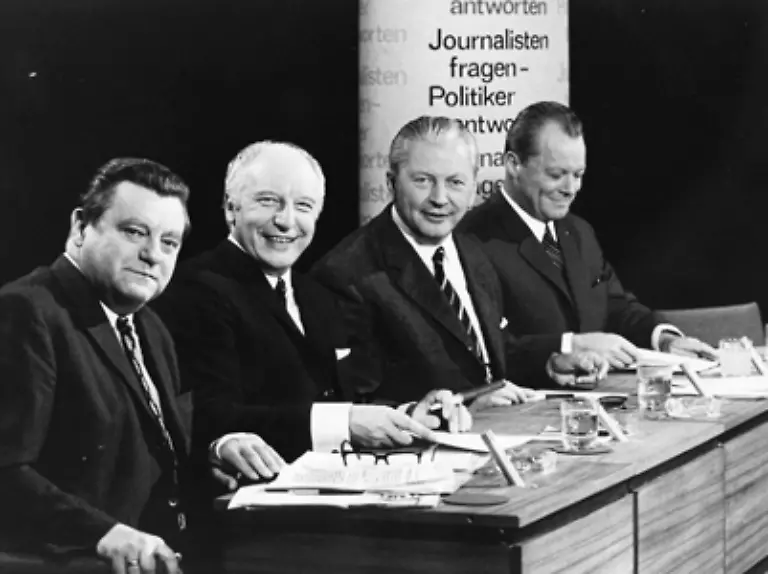 Bei-der-Bundestagswahl-vom-28-September-1969-kann-die-SPD-3-4-Punkte-zulegen-Sie-bleibt-zwar-unter-dem-Ergebnis-der-CDU-CSU-Doch-mit-der-FDP-reicht-es-zur-Mehrheit-Die-Grosse-Koalition-unter-Kurt-Georg-Kiesinger-2-v-r-ist-zu-Ende