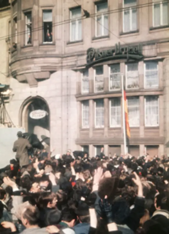 Im-Maerz-1970-besucht-Brandt-die-DDR-In-Erfurt-rufen-die-Menschen-Willy-Willy-sie-rufen-mit-Ypsilon-nicht-mit-i-Brandts-Gastgeber-heisst-Willi-Stoph