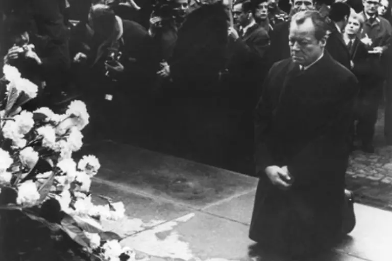 7-Dezember-1970-Der-Kniefall-von-Willy-Brandt-vor-dem-Mahnmal-fuer-die-Opfer-des-Nationalsozialismus-in-Warschau-wird-zum-Symbolbild-Brandts-Ostpolitik-spaltet-die-Westdeutschen-Ein-Jahr-spaeter-erhaelt-Brandt-den-Friedensnobelpreis