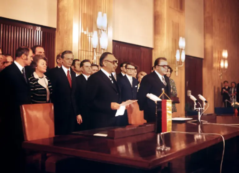 Am-21-Dezember-1972-unterzeichnen-Bundesminister-Egon-Bahr-und-DDR-Staatssekretaer-Michael-Kohl-den-Grundlagenvertrag-Im-Mai-1974-nehmen-die-Staendigen-Vertretungen-in-Bonn-und-Ost-Berlin-ihre-Arbeit-auf