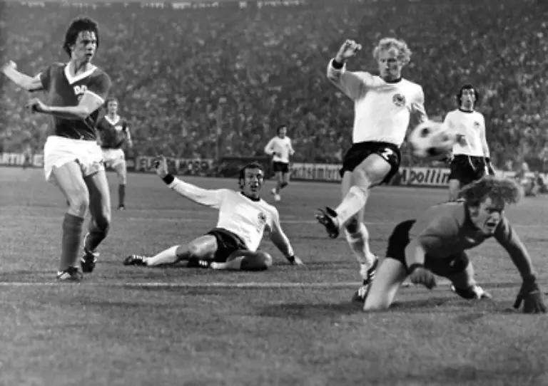 22-Juni-1974-Sparwasser-Sparwasser-TOOR-Der-Magdeburger-Juergen-Sparwasser-schiesst-bei-der-Fussball-WM-in-Hamburg-den-1-0-Siegtreffer-der-DDR-ueber-den-spaeteren-Weltmeister-Bundesrepublik